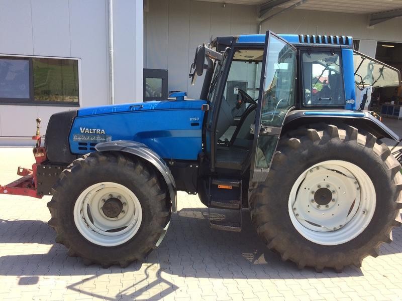 Fixing a hydraulic issue on a Valtra 8150