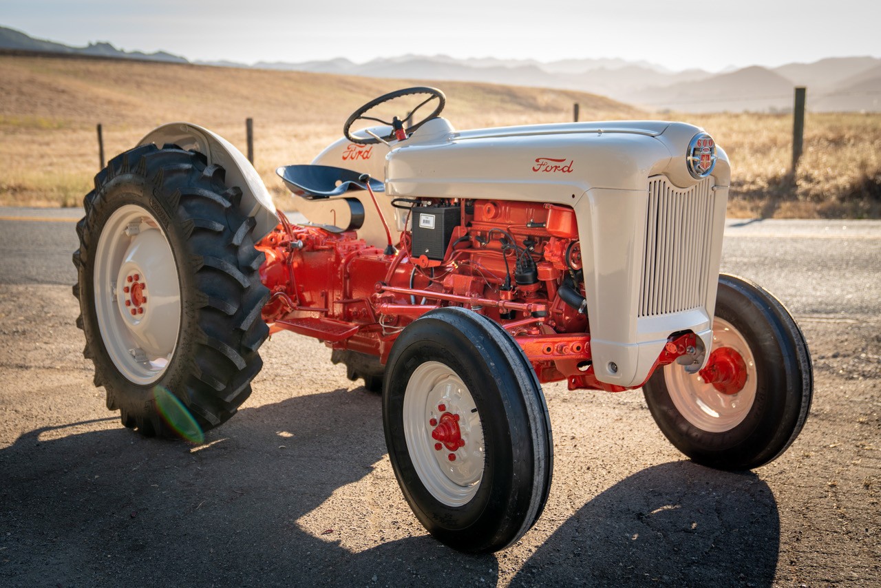 Hydraulic malfunctions on a Ford 600 Series tractor