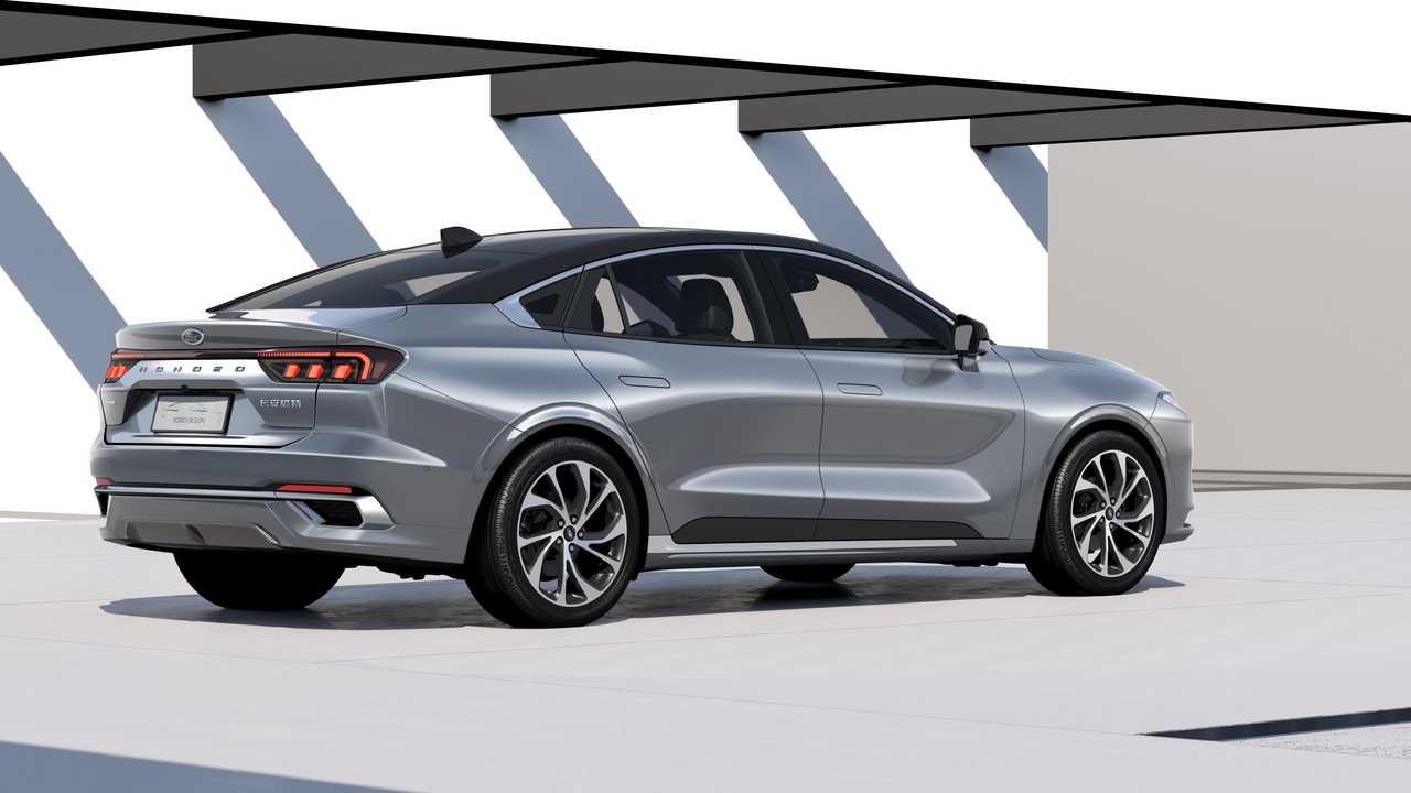 The fuel tank capacity and fuel consumption per 100 km for a Ford Mondeo